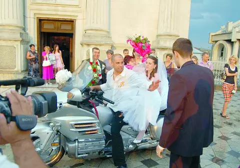 Au făcut nuntă pe motoare