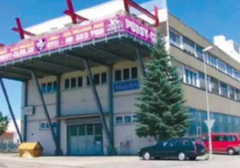 Curvele românce dorm pe trotuare