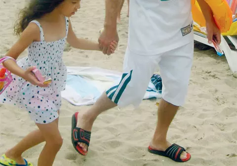 Cleo Stratan, cu tati la plajă