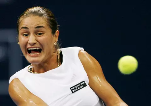 Monica Niculescu se luptă cu surorile Williams