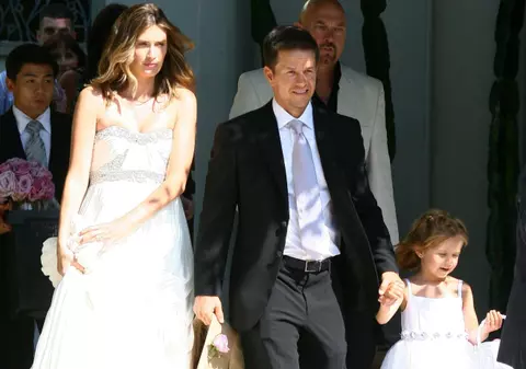 După 8 opt ani de relaţie şi 3 copii, Mark Wahlberg se însoară