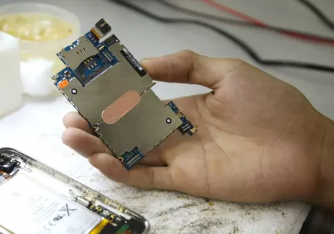 Concediat pentru că şi-a încărcat bateria telefonului la muncă