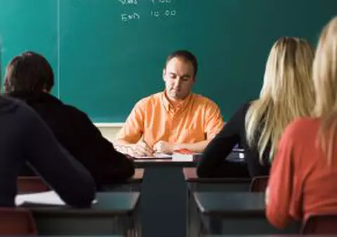 Universităţi în afara legii: peste 600 de programe de licenţă neacreditate!