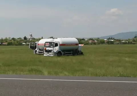 O cisternă cu combustibil s-a răsturnat pe DN 10