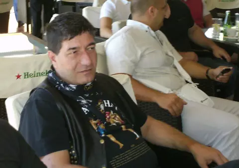 Radu Pietreanu face lupte pe plajă, cu fetele în bikini