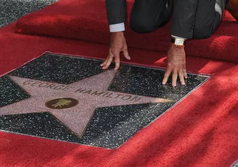 George Hamilton a primit de ziua lui o stea pe Walk of Fame