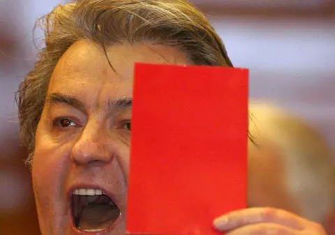 Corneliu Vadim Tudor nu vrea alianţe politice 