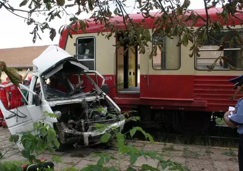 Imagini şocante! 13 morţi după ce un tren a lovit un microbuz 