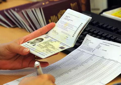 Obligată să facă teste ADN, pentru a fi lăsată să-şi vadă copilul
