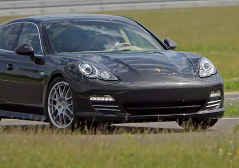 Porsche Panamera vine dotat cu tapiseria din casa clientului