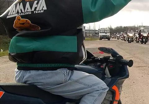 La trei ani are permis de condus motocicletă