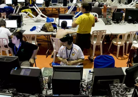 Gamerii sunt nişte "tocilari graşi şi deprimaţi"