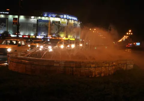 A aterizat cu maşina în fântâna de la Piaţa Unirii