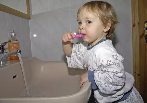 Copiii de trei ani muşcă la fel ca şi câinii
