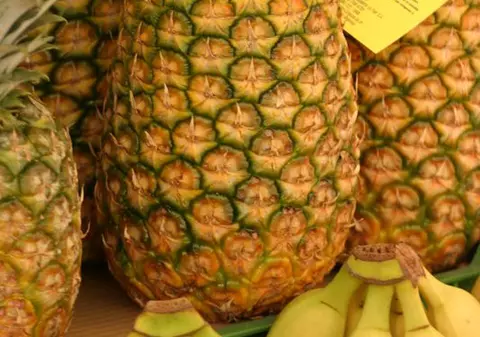 Se judecă cu supermarket-ul după ce un ananas i-a căzut în cap 