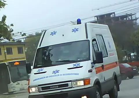 Un mopedist de 18 ani a murit după ce a fost lovit de o maşină