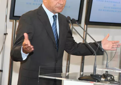 Băsescu i-a cerut fratelui său să renunţe la afacerile cu armament