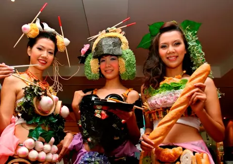 Britanicii pot mânca sushi de pe femei goale