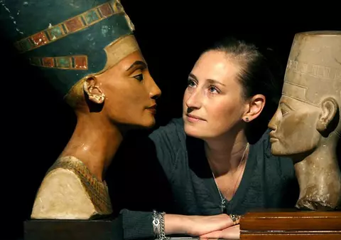 200.000 $ pe 51 de operaţii estetice să arate ca Nefertiti