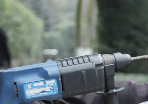Cu bormaşina şi pistolul la tâmpla suspecţilor de terorism