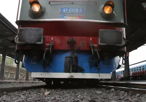 Un tractor a fost lovit de un tren, în Bacău