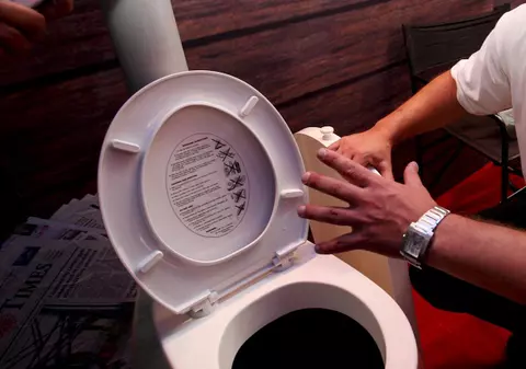 Glumă proastă: l-au lipit de wc-ul din mall