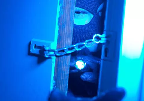 Cel mai ghinionist hoţ e la Galaţi! A jefuit un magazin de bijuterii şi a furat mostre fără... valoare