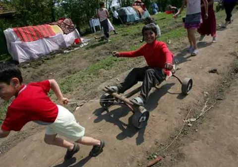 Băsescu le cere romilor să-şi trimită copiii la şcoală