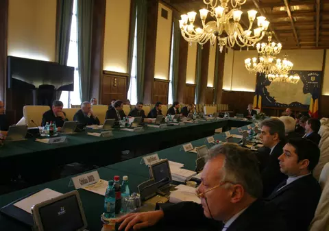 Miniştrii vor lua salarii cu 20% mai mici