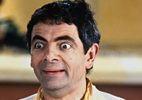 Mr. Bean şi-a buşit maşina de lux chiar în faţa casei!
