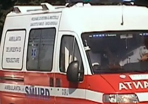 Copil în cărucior şi mama sa, victime ale unui accident de maşină