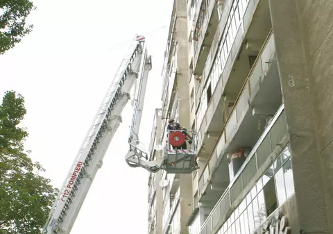 «Plăcile ucigaşe» ale unui bloc din Rahova au fost date jos