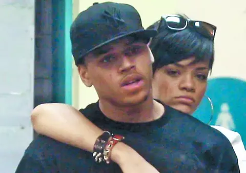 Rihanna s-a împăcat cu bătăuşul Chris