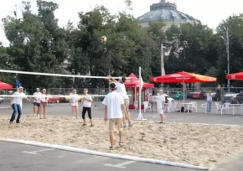 Volei în buricul târgului