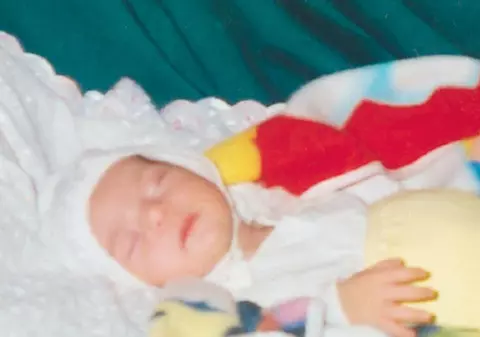 «Ajutaţi-mi fetiţa să devină un copil normal»
