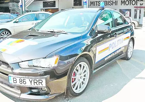 Uau, bolidul ăsta e al Poliţiei Române