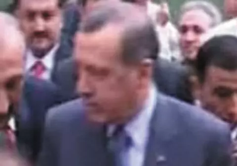 Premierul turc, lovit de... un admirator
