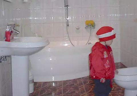 «Ne dorim o baie pentru fata noastră»