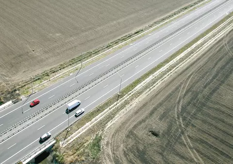 Ruşineee! Nu mergem nici măcar 3 ore pe autostrăzi!