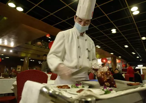 Patronul unui restaurant din Madrid, dezinfectează clienţii