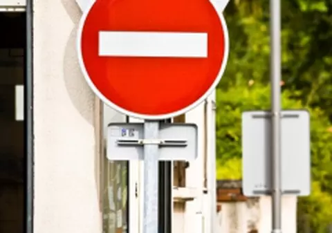  Stradă cu sens unic, dar în direcţii opuse