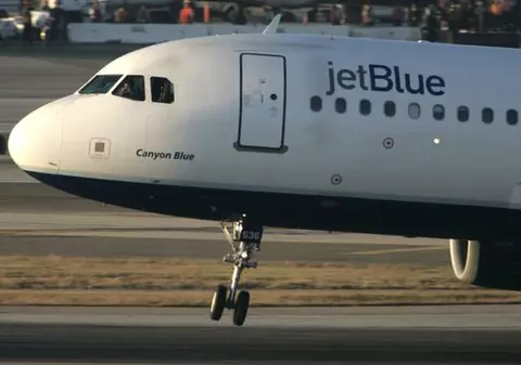 Un avion al companiei JetBlue a luat foc în timp ce ateriza