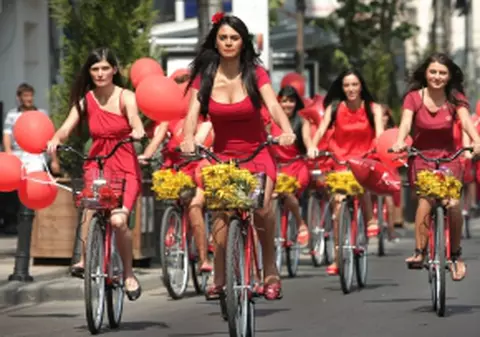 30 de tinere au făcut  parada modei pe bicicletă