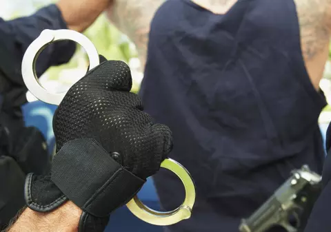 Doi fraţi, reţinuţi de poliţie pentru omor calificat