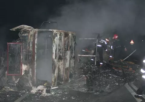 Şi-a salvat viaţa sărind din tirul care luase foc în mers