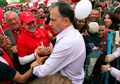 Geoană le cere oltenilor să-l voteze pentru că e de-al lor