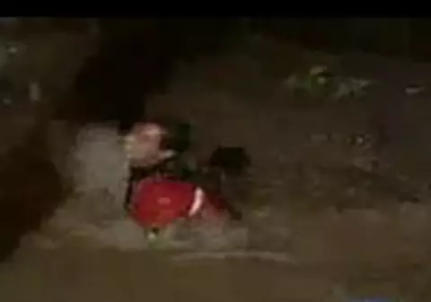 Video / Un reporter era să se înece în timpul unei transmisiuni live