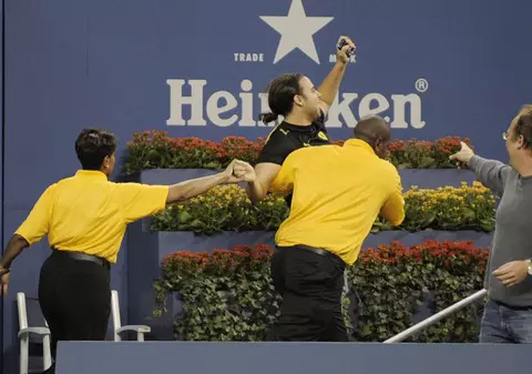 Nadal, sărutat de un bărbat 