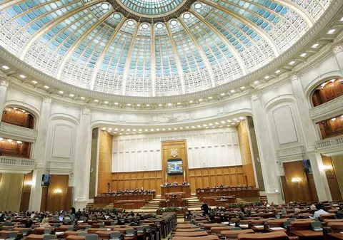 Director la Senat, blocat în lift