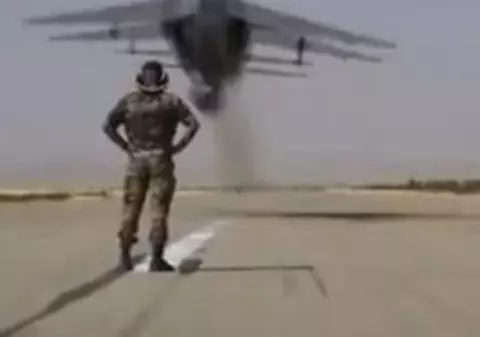 Uimitor! Un avion trece razant pe lângă capul unui om